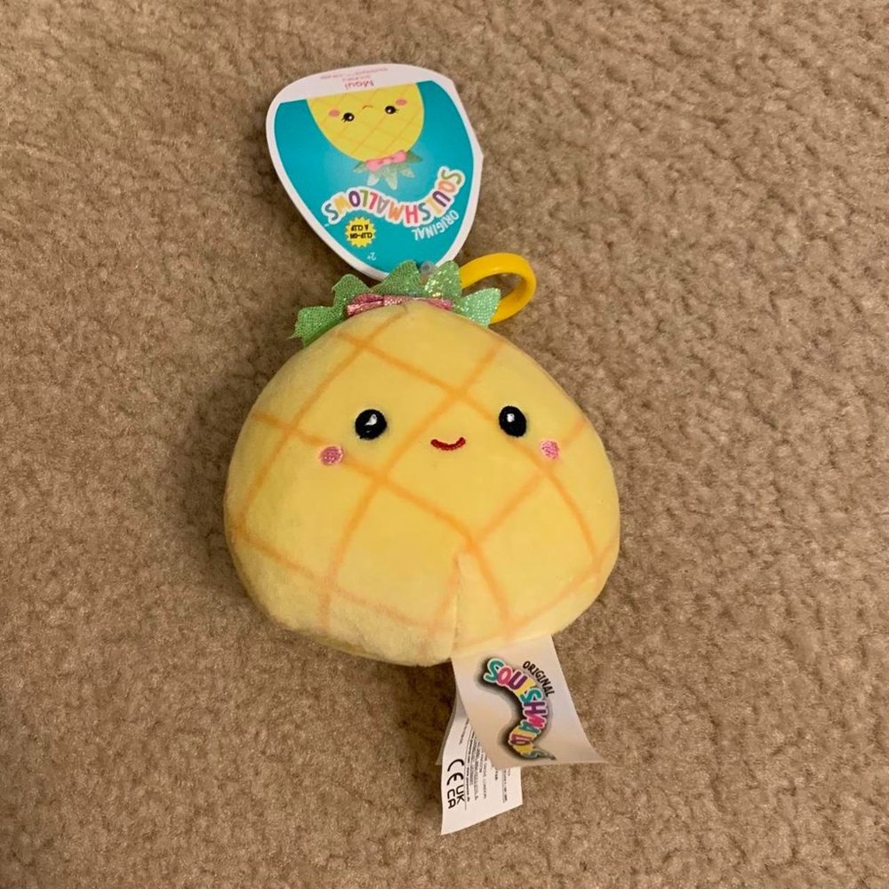 new with tags - maui pineapple 3.5” squish clip fruit squishmallow